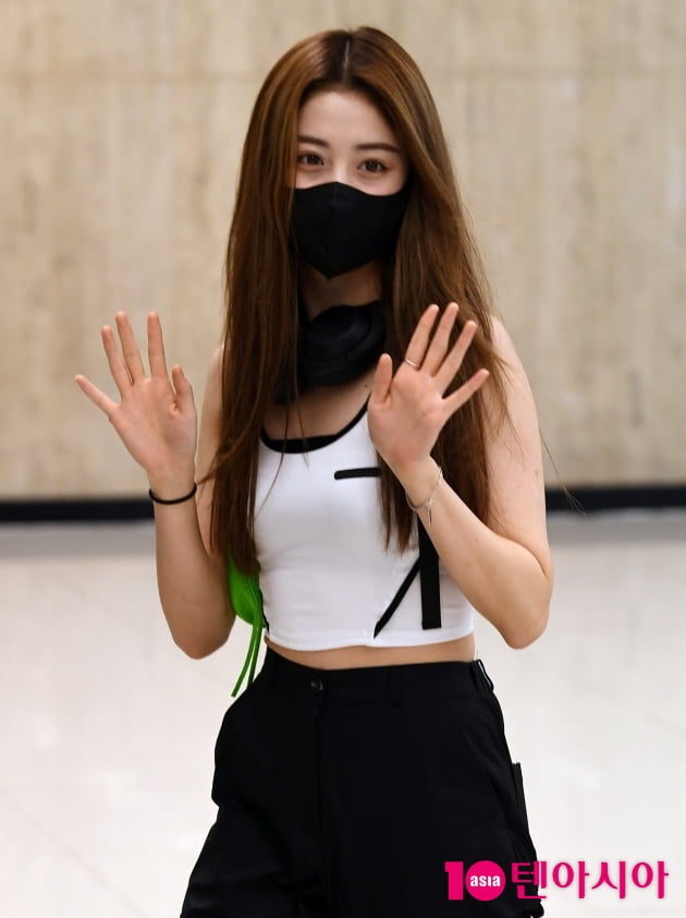 [TEN 포토] 르세라핌 허윤진 '이제 안녕~'