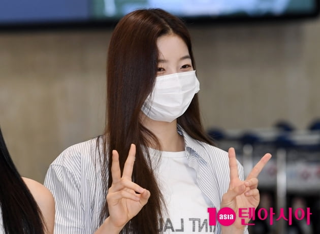 [TEN 포토] 르세라핌 카즈하 '러블리 브이'