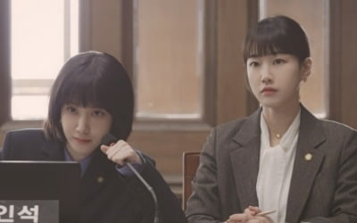 박은빈, 주먹 불끈 쥐게 한 사건은?…하윤경과 손잡고 '워맨스 폭발' ('우영우')