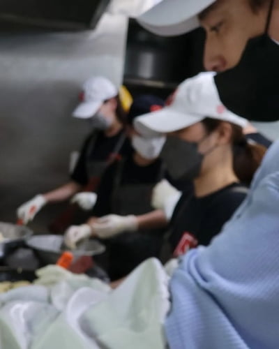 "기쁜 마음으로" 이지훈, ♥아야네와 봉사활동…보기 좋은 부부[TEN★]