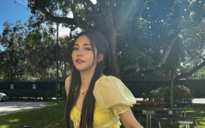 브브걸 유정, 찢어진 치마로 드러낸 섹시美…'전매특허' 꼬북 미소[TEN★]