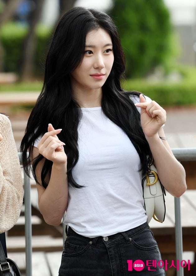 [TEN 포토] 있지 채령 '청순한 하트'