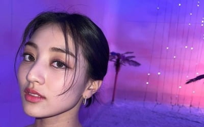 트와이스 지효, 검은색 탱크톱 입고 드러낸 볼륨감…'이국적인 비주얼' 과시[TEN★]