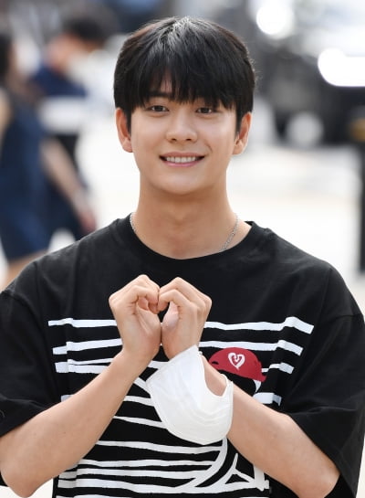 [TEN 포토] 강태오 '스윗한 하트'(우영우 종방연)