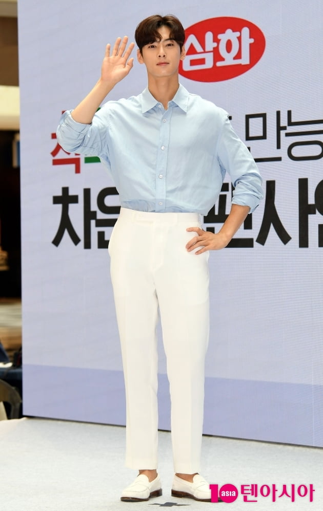 [TEN 포토] 차은우 '손인사도 멋스럽게'
