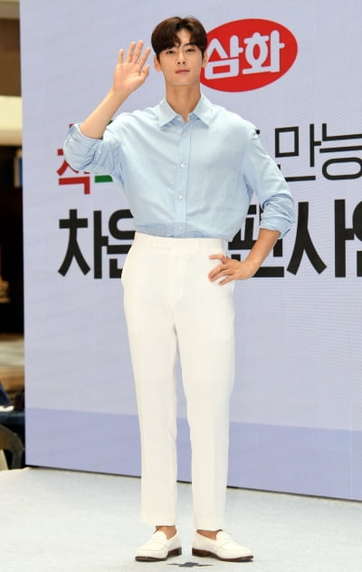 [TEN 포토] 차은우 '손인사도 멋스럽게'