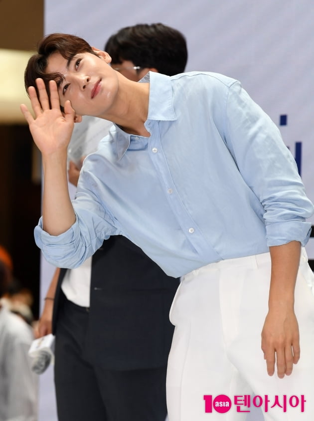 [TEN 포토] 차은우 '이렇게 인사하면 심쿵~'