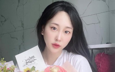 김의영, 꽃다발 들고 청초 미모 과시…굴욕 없는 요정 미모[TEN★]