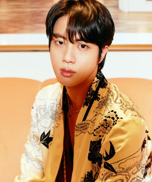 방탄소년단 진, K팝 솔로 최초·최장 샤잠 '글로벌 주간 톱10' 4주 1위