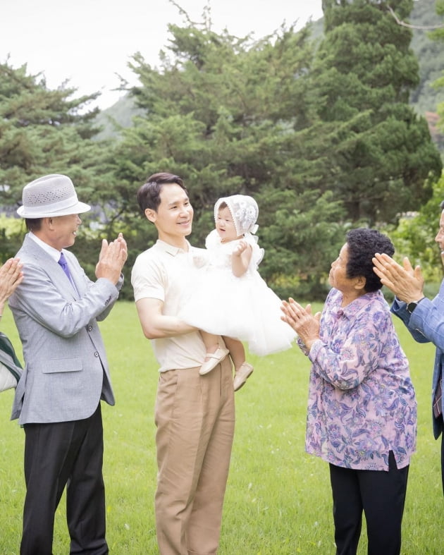 한지혜, ♥검사 남편 얼굴 '오피셜 공개'…딸이 아빠 닮았네 "아름답던 시간"[TEN★]