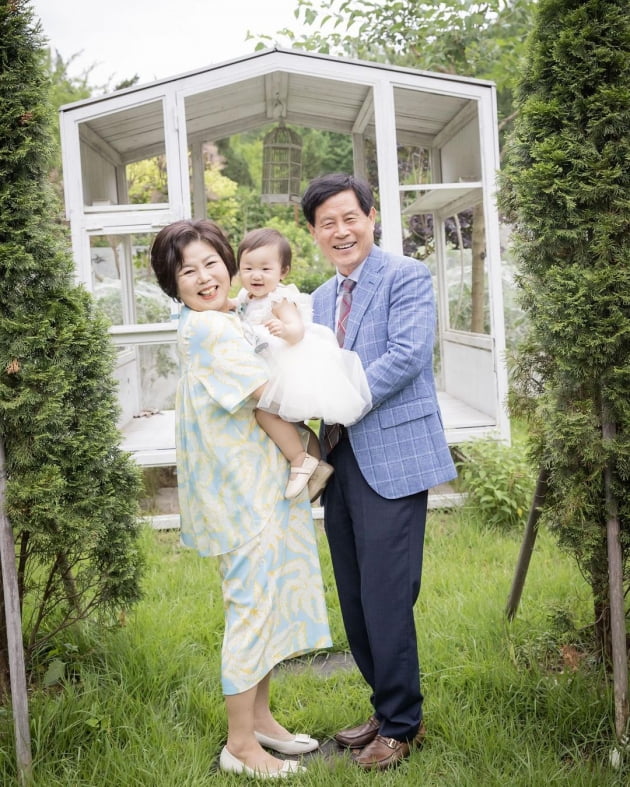 한지혜, ♥검사 남편 얼굴 '오피셜 공개'…딸이 아빠 닮았네 "아름답던 시간"[TEN★]