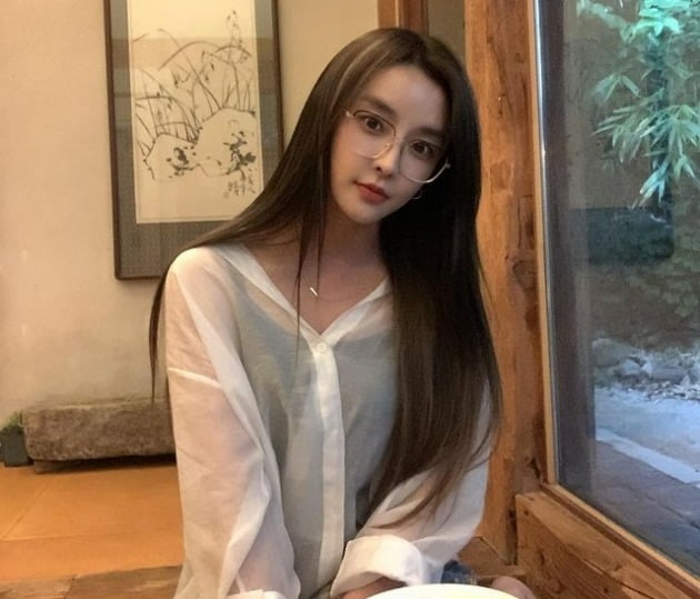 '강타♥' 정유미, 시스루+안경으로 완성한 청순美…비 오는 날 데이트[TEN★]