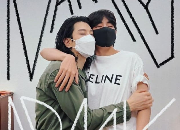 방탄소년단 뷔, 박효신과 눈 감고 얼굴 맞댔다…가려도 훈훈[TEN★]