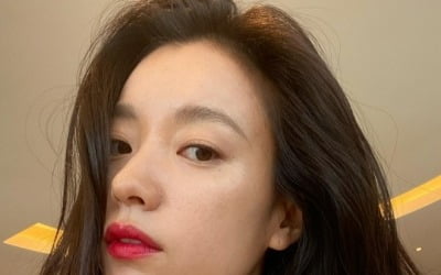 한효주, 레드립으로 강조한 섹시美…고혹적인 여배우 아우라[TEN★]