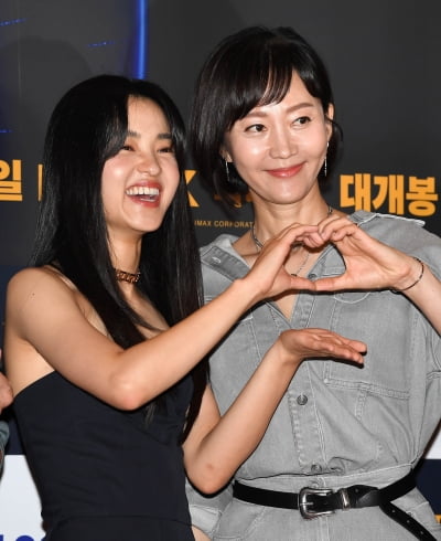[TEN 포토] 김태리-염정아 '둘이 만든 하트'