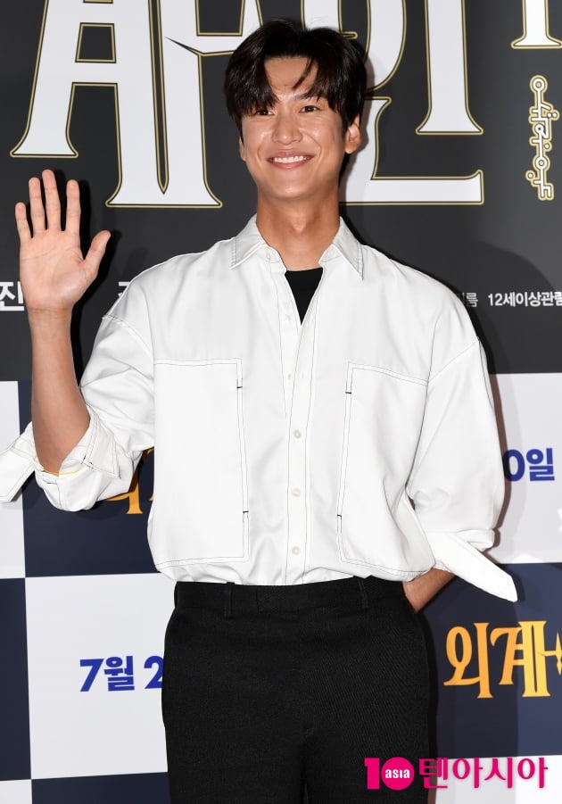 [TEN 포토] 나인우 '귀여운 미소'