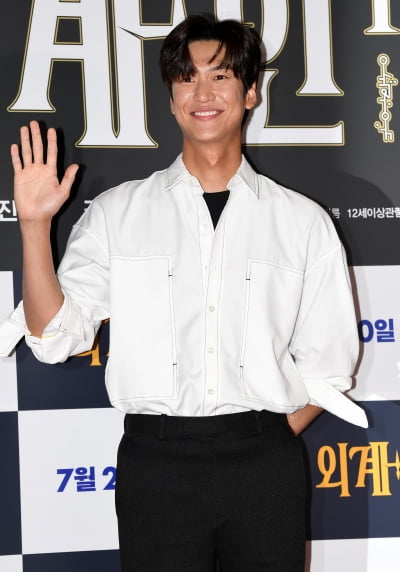 [TEN 포토] 나인우 '귀여운 미소'