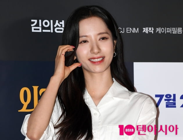 [TEN 포토] 우주소녀 보나 '수줍은 볼하트'