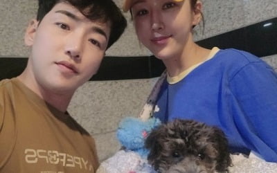 '4월 결혼' 한영♥박군, 신혼인데 벌써 "세 식구"…"각자 운동과 산책"[TEN★]