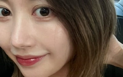 '이지훈♥' 아야네, "손재주도 좋아" 목걸이에 '흡족'…어깨 드러낸 과감한 오프숄더 [TEN★]