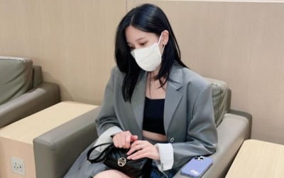 트와이스 미나, 명품 M사 살짝 올려두고…고혹적인 자태[TEN★]