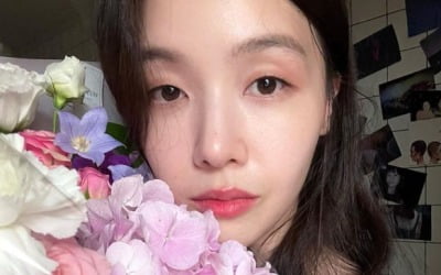 걸스데이 출신 민아, 여배우로 잘나가네…꽃다발 들고 화려한 미모[TEN★]