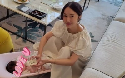 '연하 의사♥' 이정현, 100일 안 된 딸과 5성급호텔 호캉스…아직은 초보맘[TEN★]