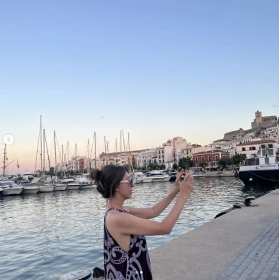 '54세' 김완선, 원조 섹시퀸의 꽃미소...활짝 핀 장미꽃처럼[TEN★]