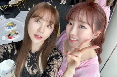 윤은혜, 섹시한 시스루 의상...이보람과 다정한 투 샷[TEN★]