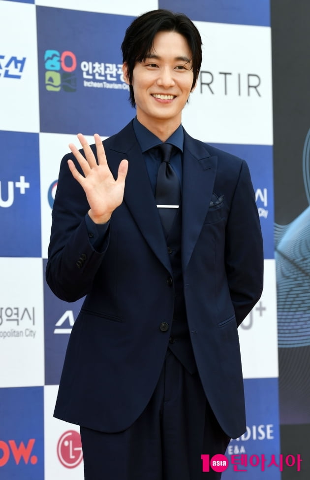 [TEN 포토] 장률 '반가워요~'
