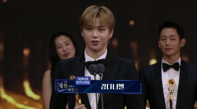 [청룡시리즈어워즈] 박재찬·박서함·정해인·한효주·강다니엘·이용진, 인기상 '얼떨떨'