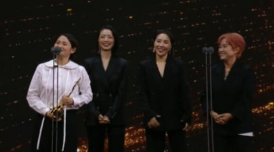 [청룡시리즈어워즈] 안영미 "웃통만 깠을 뿐인데"…셀럽파이브, 여자예능인상 수상