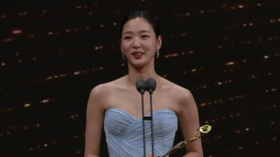[청룡시리즈어워즈] '유미의 세포들' 김고은, 여우주연상 수상 "청룡 신인상 받은 지 10년"