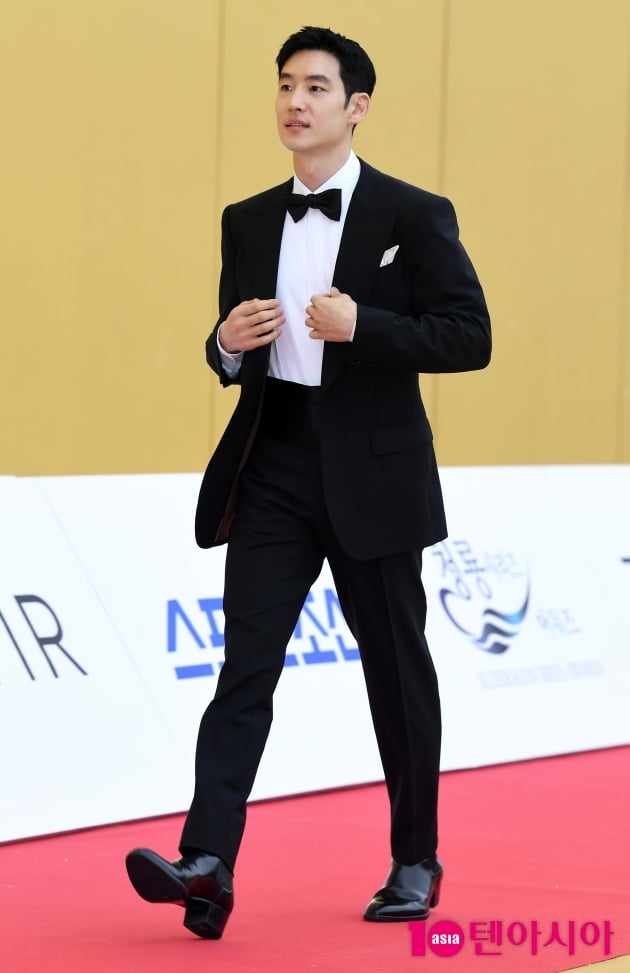 [TEN 포토] 이제훈 '멋진 발걸음'