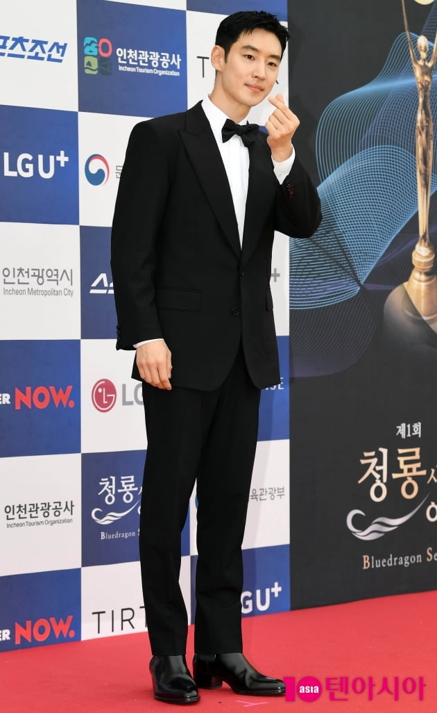 [TEN 포토] 이제훈 '하트 뿌려요'