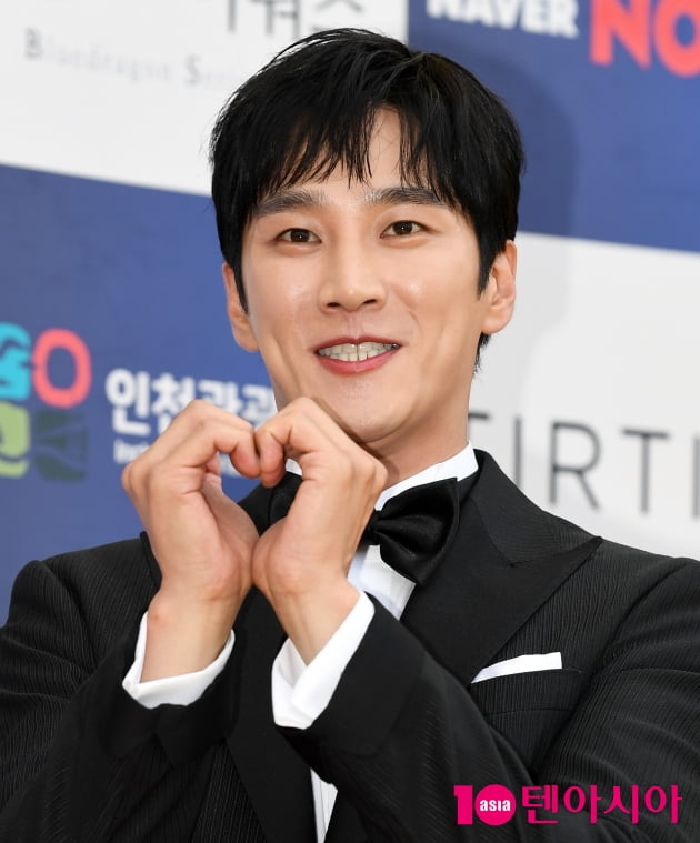 [TEN 포토] 안보현 '하트 이쁘죠?'