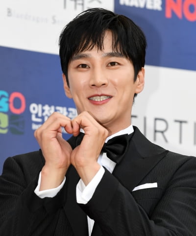 [TEN 포토] 안보현 '하트 이쁘죠?'