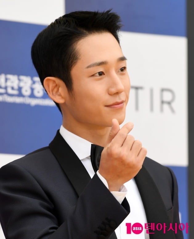 [TEN 포토] 정해인 '각도 무시한 잘생김'