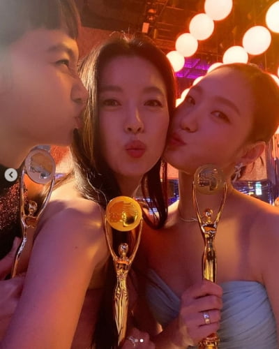 한효주x김고은x정호연, 예쁜애 옆에 더 예쁜애...빛나는 우정[TEN★]