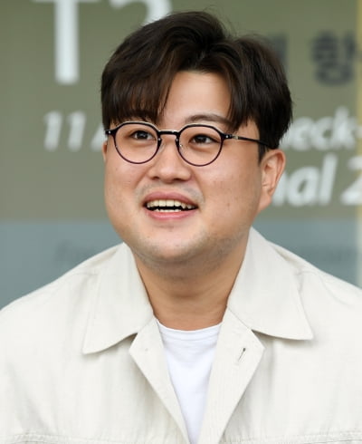 [TEN 포토] 김호중 '공항을 밝히는 외모'