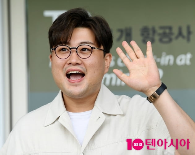 [TEN 포토] 김호중 '달콤한 손인사'