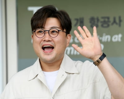 [TEN 포토] 김호중 '달콤한 손인사'