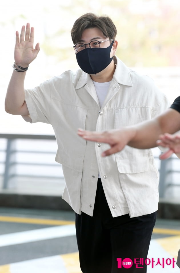 [TEN 포토] 김호중 '특급경호 받으며 출국'