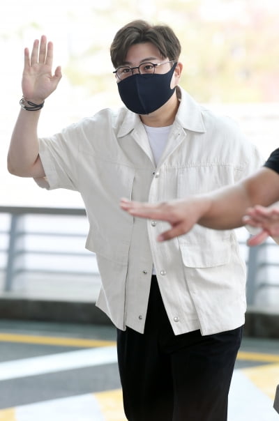 [TEN 포토] 김호중 '특급경호 받으며 출국'