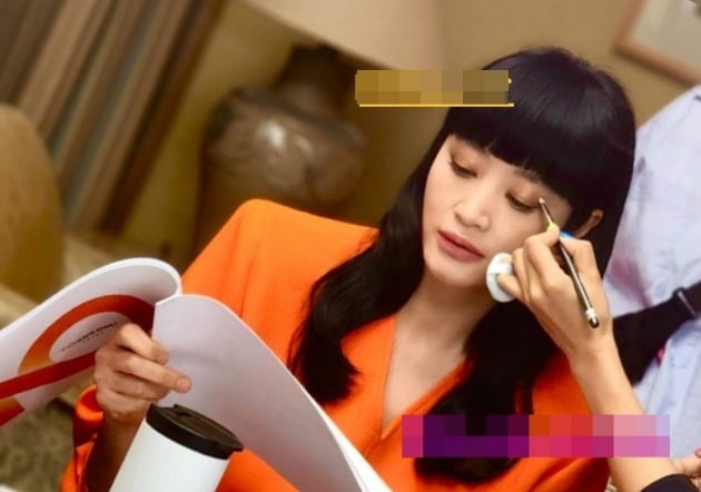 김혜수, 긴 웨이브+뱅 앞머리…이런 헤어스타일도 찰떡 소화하네[TEN★]