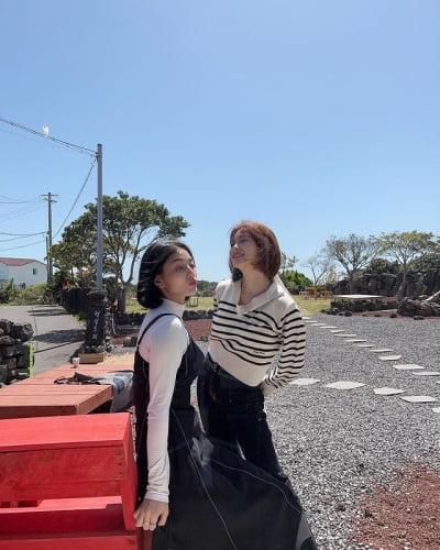 김세정X트와이스 지효, 카메라 렌즈 안 닦아도 빛나는 미모[TEN★]