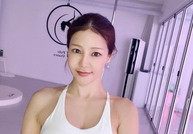 '17세 연하 류필립♥' 미나, 50대 맞아? 내리 쉬어도 녹슬지 않은 폴댄스 실력[TEN★]