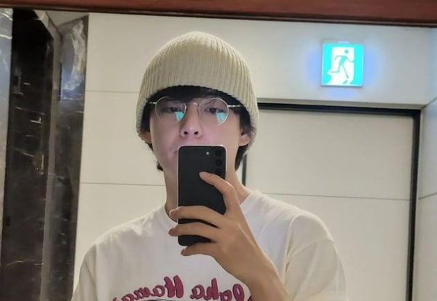 방탄소년단 뷔, 세계 1위 미남의 근황…비니+안경만 써도 멋짐 폭발[TEN★]