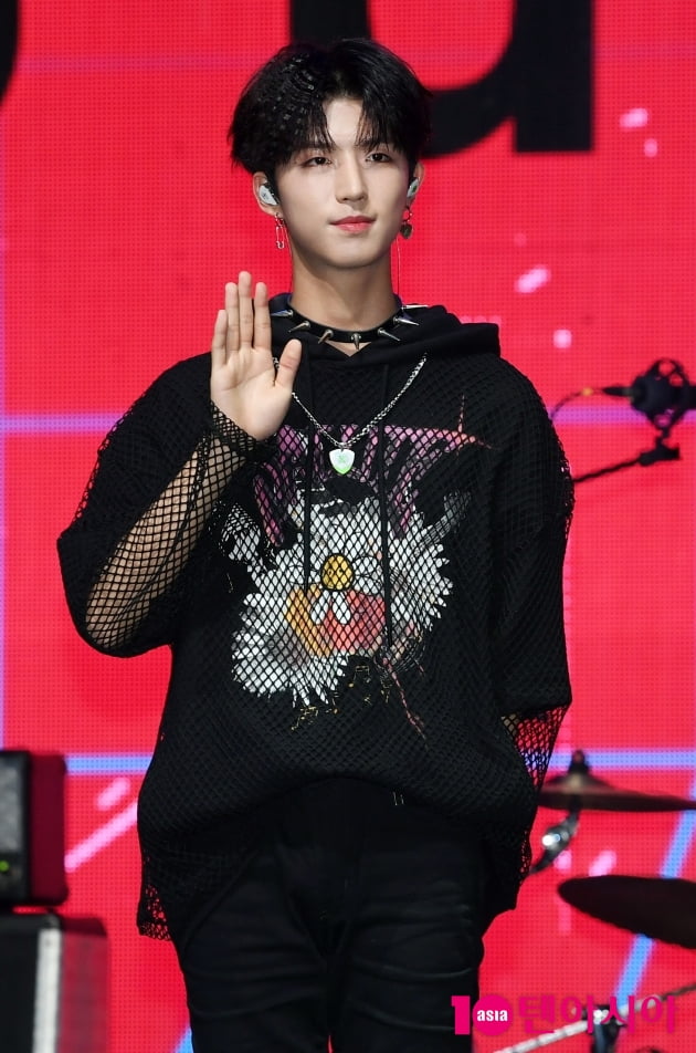 [TEN 포토] 엑스디너리 히어로즈 준한 '시크한 인사'