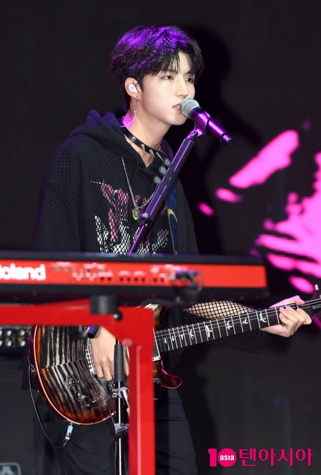 [TEN 포토] 엑스디너리 히어로즈 준한 '빠져드는 보이스'